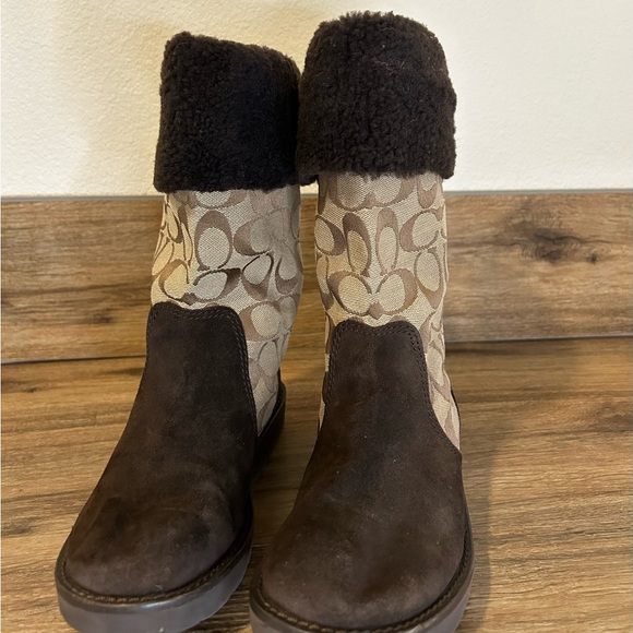 Coach signature logo suede and fleece brown boots (Kelly). Size 6 - Picture 3 of 8